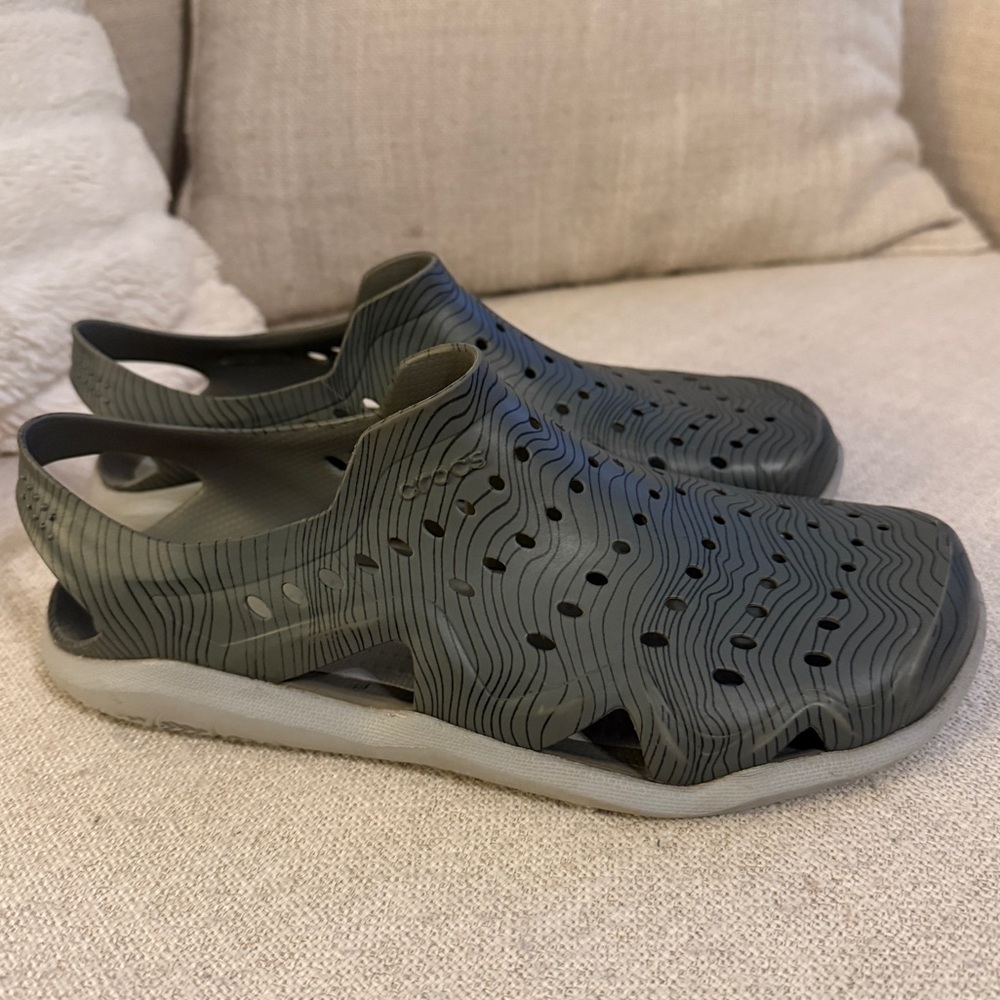 Crocs Swiftwater Wave Men’s Size 7  Women’s Size 9 
Dark Green/Gray with Black